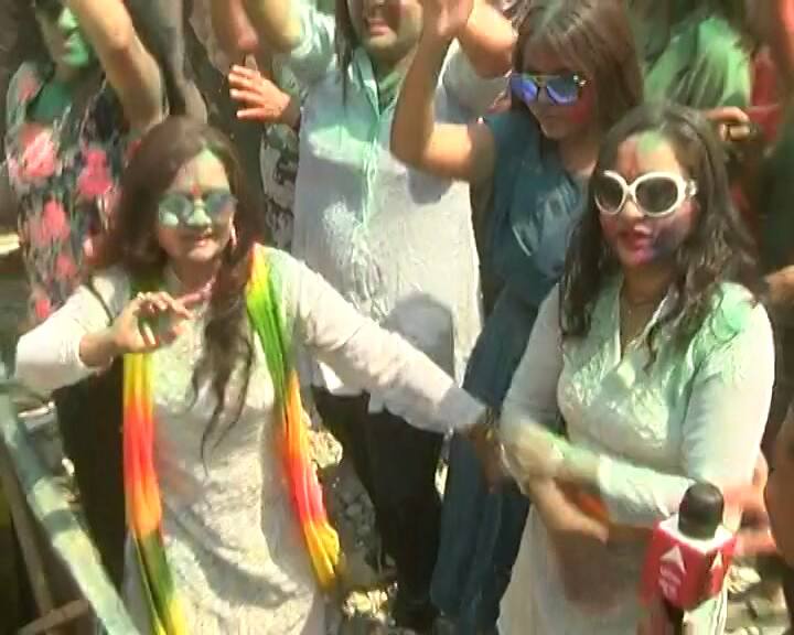 સુરતીઓએ એકબીજાને કલર લગાવી ડાન્સ કર્યો હતો.