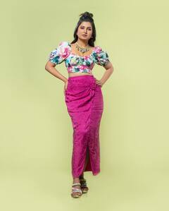 Prajakta Mali Latest Pics : 'मोहे रंग लगा दे रे', प्राजक्ताचा डिपनेक टॉपमध्ये बोल्ड अदांज; पाहा फोटो