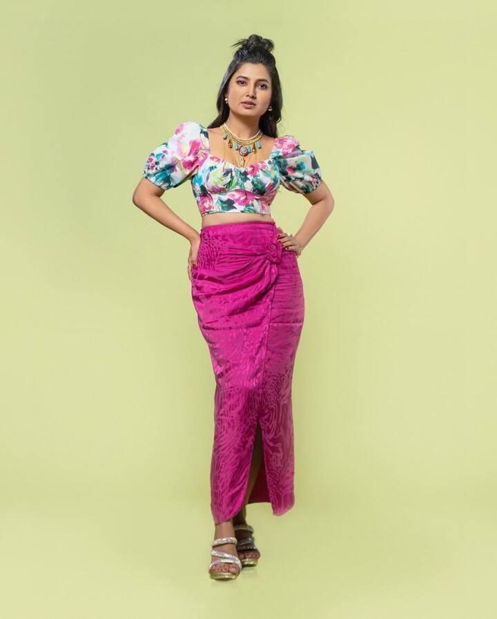 नुकतेच प्राजक्ता माळीने स्वतःचे काही सुंदर फोटो सोशल मीडियावर शेअर केले आहेत.