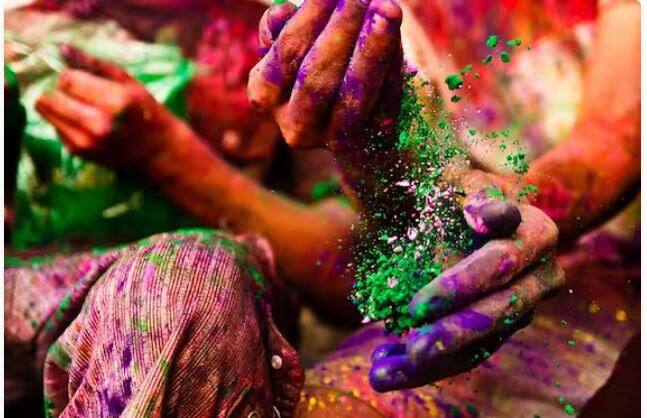 ਫ਼ੋਨ ਦੀ ਸਫ਼ਾਈ ਕਰਦੇ ਸਮੇਂ ਕਿਸੇ ਵੀ ਕਲੀਨਰ ਜਾਂ ਸਕ੍ਰਬਰ ਦੀ ਵਰਤੋਂ ਕਰਨ ਤੋਂ ਬਚੋ ਕਿਉਂਕਿ ਉਹ ਤੁਹਾਡੇ ਫ਼ੋਨ ਨੂੰ ਖੁਰਚ ਸਕਦੇ ਹਨ। ਨਾਲ ਹੀ ਬਹੁਤ ਜ਼ਿਆਦਾ ਪਾਣੀ ਦੀ ਵਰਤੋਂ ਕਰਨ ਤੋਂ ਬਚੋ, ਕਿਉਂਕਿ ਇਸ ਨਾਲ ਫੋਨ ਦੀਆਂ ਪੋਰਟਾਂ ਵਿੱਚ ਨਮੀ ਦਾਖਲ ਹੋ ਸਕਦੀ ਹੈ।