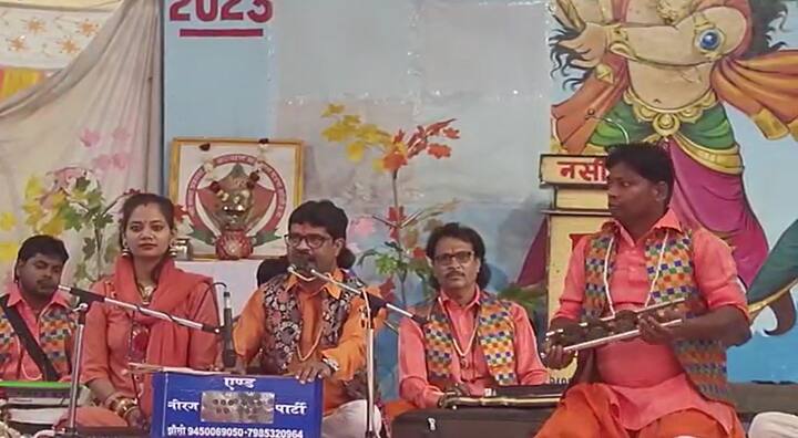 आखिरकार हिरण्यकश्यप ने प्रहलाद को डिकोली पर्वत से नीचे फिंकवा दिया. डिकोली पर्वत और जिस स्थान पर प्रहलाद गिरे, वो आज भी मौजूद है. इसके बाद राजा ने अपनी बहन होलिका का सहारा लिया. दरअसल, होलिका के पास एक ऐसी चुनरी थी, जिसे पहनने पर वो आग के बीच बैठ सकती थी. जिसको ओढ़कर आग का कोई असर नहीं पड़ता था. होलिका वही चुनरी ओढ़ प्रहलाद को गोद में लेकिन भगवान की माया का असर ये हुआ कि हवा चली और चुनरी होलिका के ऊपर से उड़कर प्रहलाद पर आ गई.