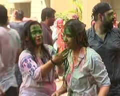 Holi 2023: DJ ના તાલે નાચી અને ઠંડાઈની ચુસ્કી લઈ ધુળેટીના રંગમાં રંગાયા સુરતીઓ, જુઓ તસવીરો