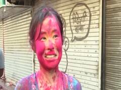 Happy Holi: देसी रंगों में डूबे विदेशी, दिल्ली में जमकर काटा होली का हुर्राटा, इन तस्वीरों ने लूटा दिल