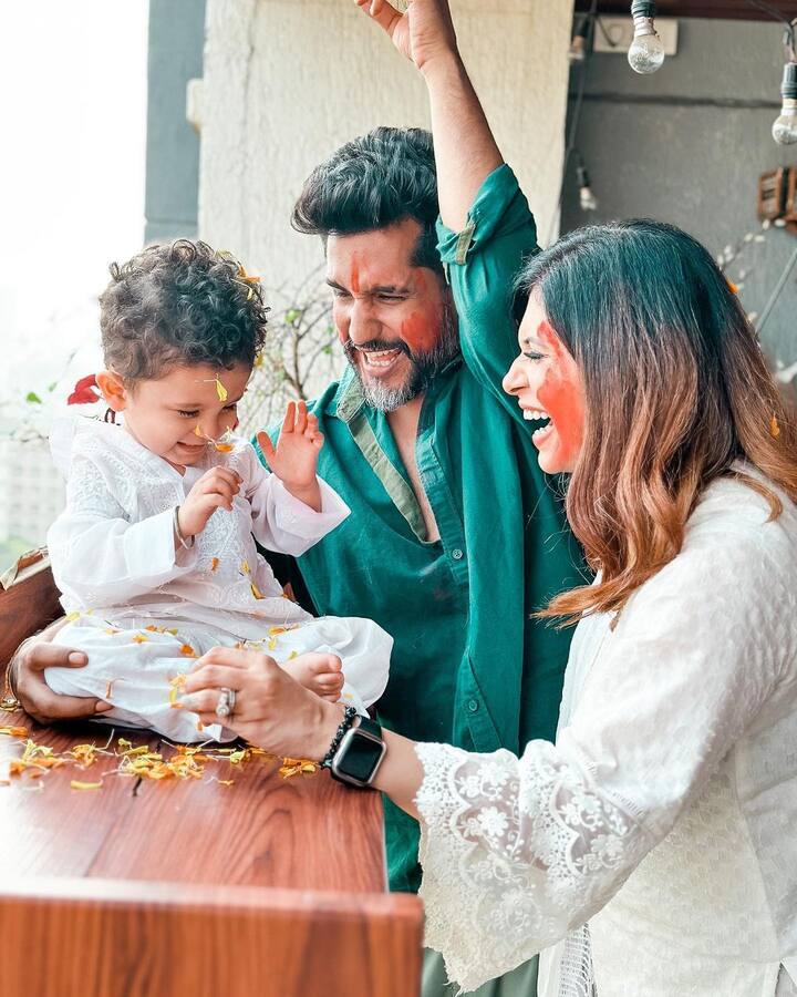 वहीं सुयेश इन तस्वीरों नें ग्रीन कलर का कुर्ता पहने हुए काफी ज्यादा हैंडसम लग रहे हैं.