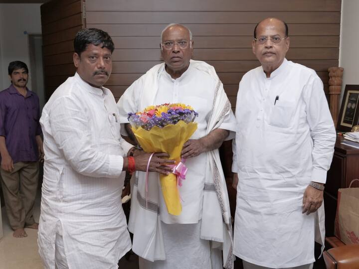 रविंद्र धंगेकर त्यांच्या निवासस्थानी भेटीसाठी गेले होते.