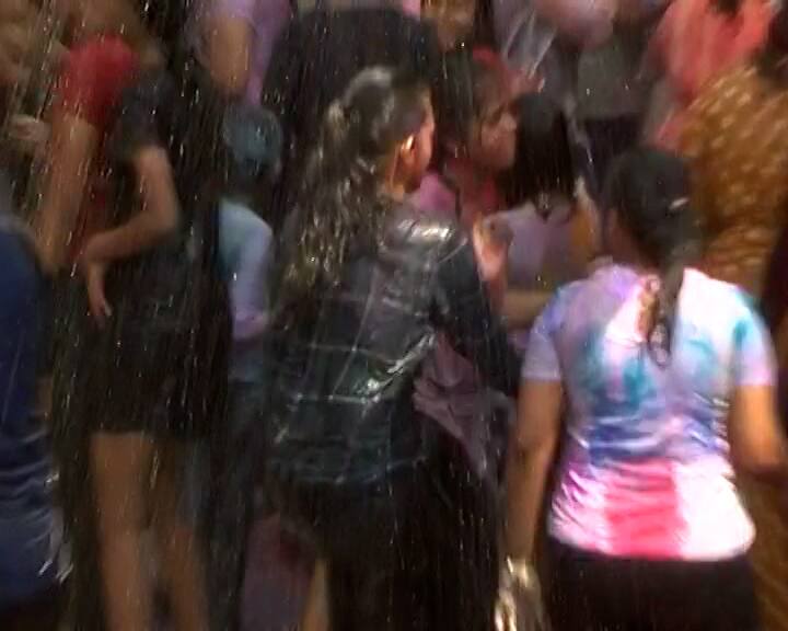 સુરતની MTB કોલેજ ખાતે સુરતીઓએ ધુળેટી મનાવી હતી.