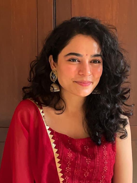 तेरी मेरी डोरियां की किरत हैं इतनी पढ़ी-लिखीं