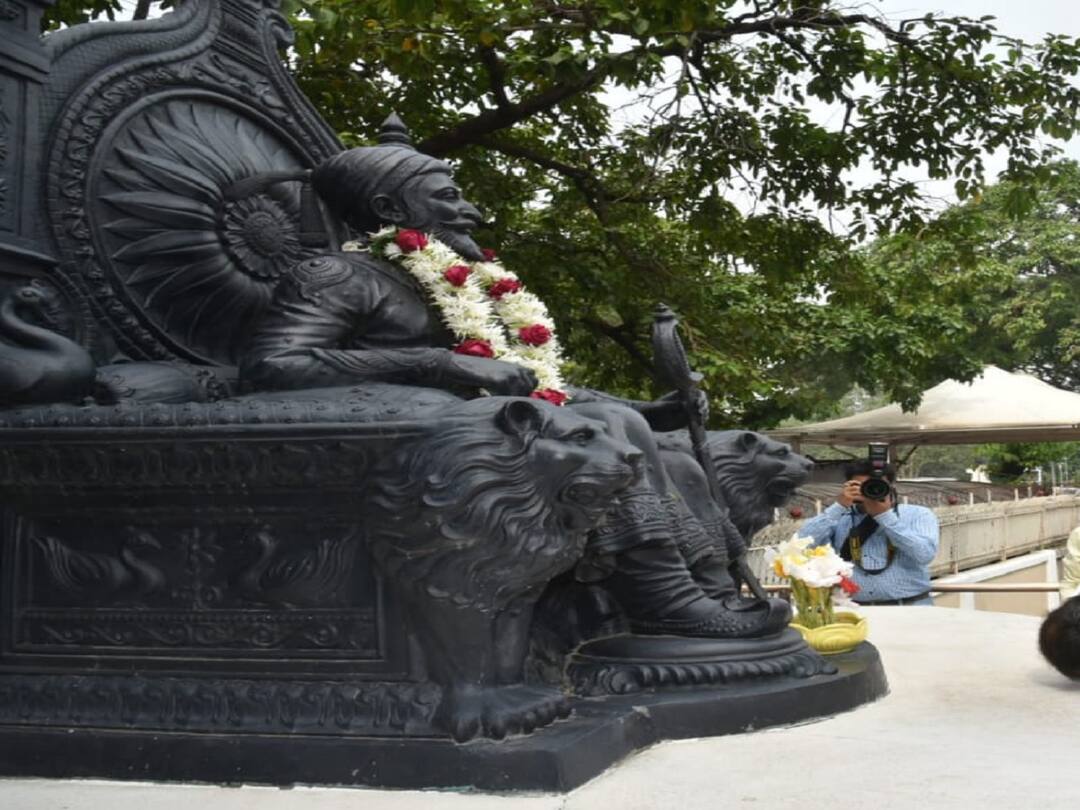 Shivaji Maharaj : विधानभवन परिसरातील छत्रपती शिवाजी महाराजांचा पुतळा बदलणार; आमदारांची समिती स्थापन Statue of Chhatrapati Shivaji Maharaj will be replaced soon new statue of Shivaji Maharaj at Maharashtra Mumbai Vidhan Bhavan Shivaji Maharaj : विधानभवन परिसरातील छत्रपती शिवाजी महाराजांचा पुतळा बदलणार; आमदारांची समिती स्थापन