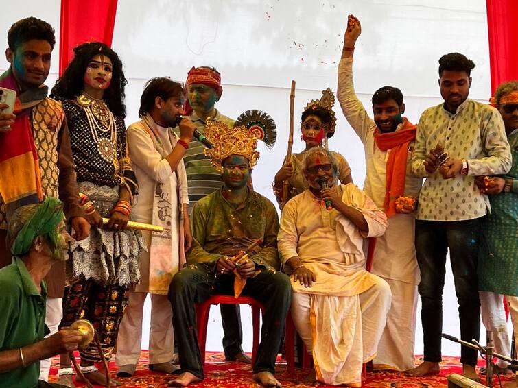 Tej Pratap Yadav Dresses Up As Lord Krishna, Plays Flute As He Celebrates Holi — WATCH Tej Pratap Yadav Dresses Up As Lord Krishna, Plays Flute As He Celebrates Holi — WATCH