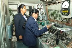 महिला दिनानिमित्त महिला कर्मचाऱ्यांनी चालवली रेल्वे अन् लोकल