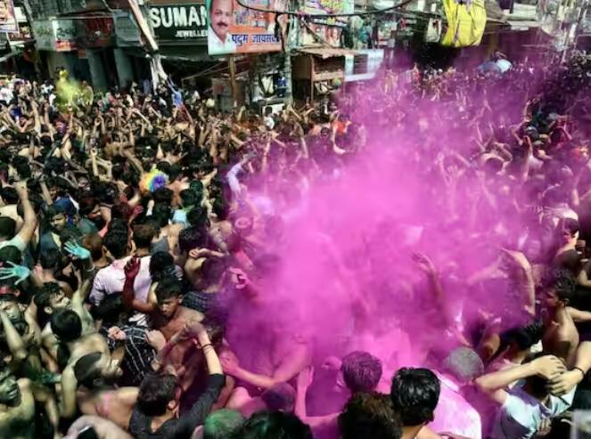 ਪ੍ਰਯਾਗਰਾਜ ਦੀਆਂ ਗਲੀਆਂ ਹੋਲੀ ਦੇ ਮਸਤਾਨੇ ਨਾਲ ਭਰੀਆਂ ਹੋਈਆਂ ਸਨ। ਲੋਕ ਸੜਕਾਂ 'ਤੇ ਨੱਚਦੇ ਅਤੇ ਰੰਗਾਂ ਦੀ ਖੁਸ਼ੀ 'ਚ ਪੂਰੀ ਤਰ੍ਹਾਂ ਡੁੱਬੇ ਨਜ਼ਰ ਆਏ।