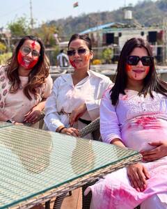 Holi 2023: यूट्यूबर अरमान मलिक ने दोनों प्रेग्नेंट पत्नियों के साथ खेली होली, सेलिब्रेशन की ये तस्वीरें हैं कमाल