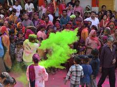 Holi 2023: राजस्थान के इस शहर में होली पर पुरूषों को पीटने की परंपरा, तस्वीरों में देखिए देवर-भाभी की अनूठी कोडामार होली