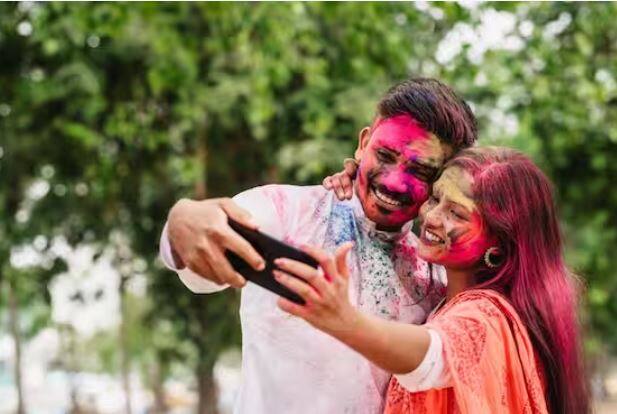 ਇਸ ਤੋਂ ਬਾਅਦ ਫੋਨ ਤੋਂ ਹੋਲੀ ਦੇ ਰੰਗ ਨੂੰ ਸਾਫ ਕਰਨ ਲਈ ਨਰਮ, ਸੁੱਕੇ ਕੱਪੜੇ ਦੀ ਵਰਤੋਂ ਕਰੋ। ਪਾਣੀ ਜਾਂ ਕਿਸੇ ਹੋਰ ਤਰਲ ਦੀ ਵਰਤੋਂ ਨਾ ਕਰੋ ਕਿਉਂਕਿ ਇਹ ਫ਼ੋਨ ਦੀਆਂ ਬੰਦਰਗਾਹਾਂ ਜਾਂ ਬਟਨਾਂ ਵਿੱਚ ਵਹਿ ਸਕਦੇ ਹਨ ਅਤੇ ਫ਼ੋਨ ਨੂੰ ਨੁਕਸਾਨ ਪਹੁੰਚਾ ਸਕਦੇ ਹਨ।