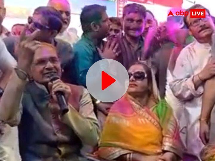 Shivraj Singh chouhan singing holi lok geet holi song at cm house bhopal Shivraj Singh chouhan latest video Watch: 'आज बिरज में होरी रे रसिया', होली पर पत्नी के साथ CM शिवराज ने गाए फाग के तराने, देखें वीडियो