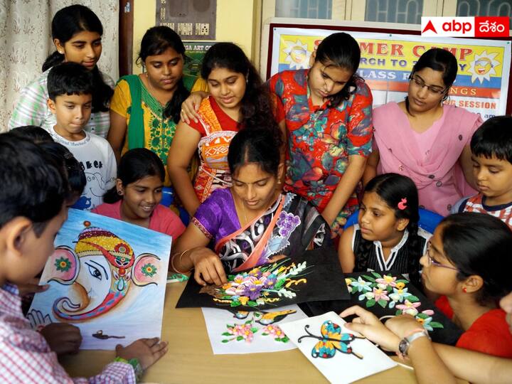 International Women's Day 2023 Meda Rajani is a woman from Vijayawada who has gained fame by doing wonders with the art of paper quilling dnn పేపర్‌పై ఆమె పేరు రాయడం లేదు- కాగితాలే ఆమె క్రియేటివిటీని చెబుతున్నాయి