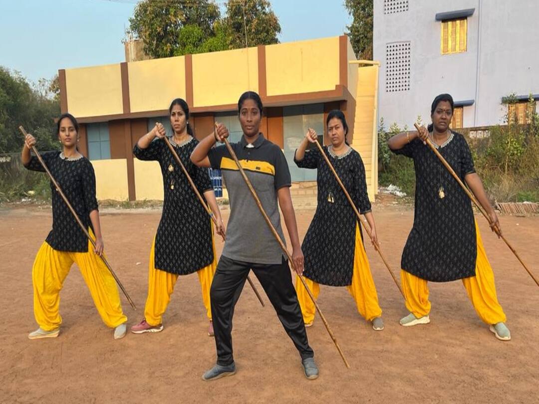 விறுவிறுவென்று காற்றை விட வேகமாக சுழலும் சிலம்பம்.. மின்னல் வேகத்தில் தெறிக்கவிடும் குடும்ப தலைவிகள்!