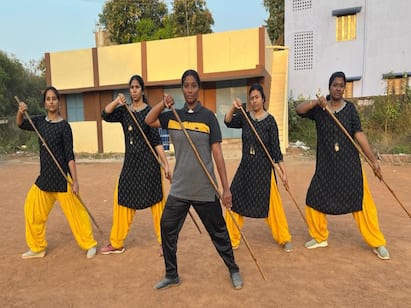 Thanjavur: Housewives who are trained on the silambam TNN விறுவிறுவென்று காற்றை விட வேகமாக சுழலும் சிலம்பம்.. மின்னல் வேகத்தில் தெறிக்கவிடும் குடும்ப தலைவிகள்!