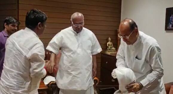 कसबा विधानसभा मतदार संघात मिळवलेल्या ऐतिहासिक विजयाबद्दल खर्गे यांनी धंगेकरांचं अभिनंदन केलं