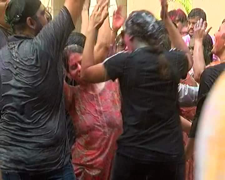 ધુળેટીના સેલિબ્રેશન દરમિયાન સુરતીઓ DJના તાલે ઝૂમ્યા.