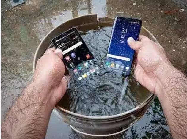 ਹੋਲੀ 'ਤੇ ਕਈ ਲੋਕ ਆਪਣੇ ਸਮਾਰਟਫੋਨ ਆਪਣੇ ਨਾਲ ਰੱਖਣਗੇ। ਹੋਲੀ 'ਤੇ ਰੰਗਾਂ ਦੇ ਨਾਲ-ਨਾਲ ਪਾਣੀ ਦੀ ਵੀ ਵਰਤੋਂ ਕੀਤੀ ਜਾਂਦੀ ਹੈ। ਅਜਿਹੇ 'ਚ ਇਹ ਜਾਣਨਾ ਜ਼ਰੂਰੀ ਹੈ ਕਿ ਤੁਹਾਡਾ ਸਮਾਰਟਫੋਨ ਵਾਟਰਪ੍ਰੂਫ ਹੈ ਜਾਂ ਨਹੀਂ।