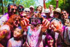 ਜੇਕਰ ਹੋਲੀ ਮੌਕੇ ਫੋਨ 'ਤੇ ਰੰਗ ਲੱਗ ਜਾਵੇ ਤਾਂ ਕੀ ਕਰਨਾ ਚਾਹੀਦਾ ? ਇਹ ਟਿਪਸ ਅੱਜ ਹੀ ਯਾਦ ਕਰ ਲਵੋ...