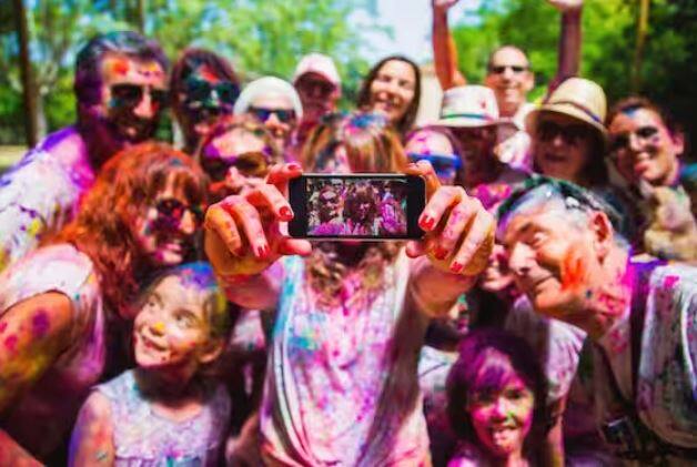 ਆਪਣੇ ਫ਼ੋਨ ਨੂੰ ਸਾਫ਼ ਕਰਨ ਤੋਂ ਪਹਿਲਾਂ ਇਸਨੂੰ ਬੰਦ ਕਰ ਦਿਓ। ਇਹ ਡਿਵਾਈਸ ਨੂੰ ਕਿਸੇ ਵੀ ਤਰ੍ਹਾਂ ਦੇ ਨੁਕਸਾਨ ਤੋਂ ਬਚਾਏਗਾ। ਹੁਣ ਬੁਰਸ਼ ਨਾਲ ਆਪਣੇ ਫ਼ੋਨ ਤੋਂ ਹੋਲੀ ਦੇ ਰੰਗ ਨੂੰ ਹੌਲੀ-ਹੌਲੀ ਹਟਾਓ ਜਾਂ ਫ਼ੋਨ ਨੂੰ ਹਿਲਾਓ।