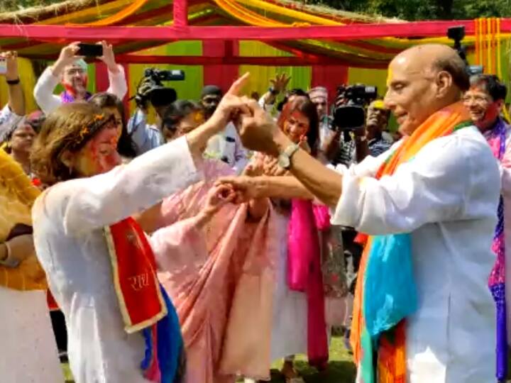 Indian Political Leaders Celebrate Holi 2023: होली का त्योहार अपने साथ रंगों का उल्लास और खुमारी लेकर आता है. ये दिन ही ऐसा ही कि कोई खुद को रोक नहीं पाता फिर चाहे वो आम लोग हों या राजनेता.