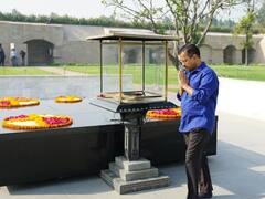 दिल्ली: होली नहीं मना रहे सीएम अरविंद केजरीवाल, राजघाट पर बापू को श्रद्धांजलि देकर देश के लिए की प्रार्थना