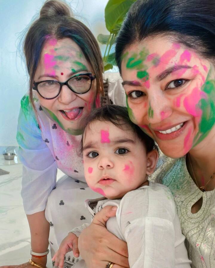 होली के मौके पर देबिना की मां यानी गुरमीत चौधरी की सास भी उनके संग नजर आईं. इस तस्वीर में तीन जनरेशन देखने को मिल रही है.