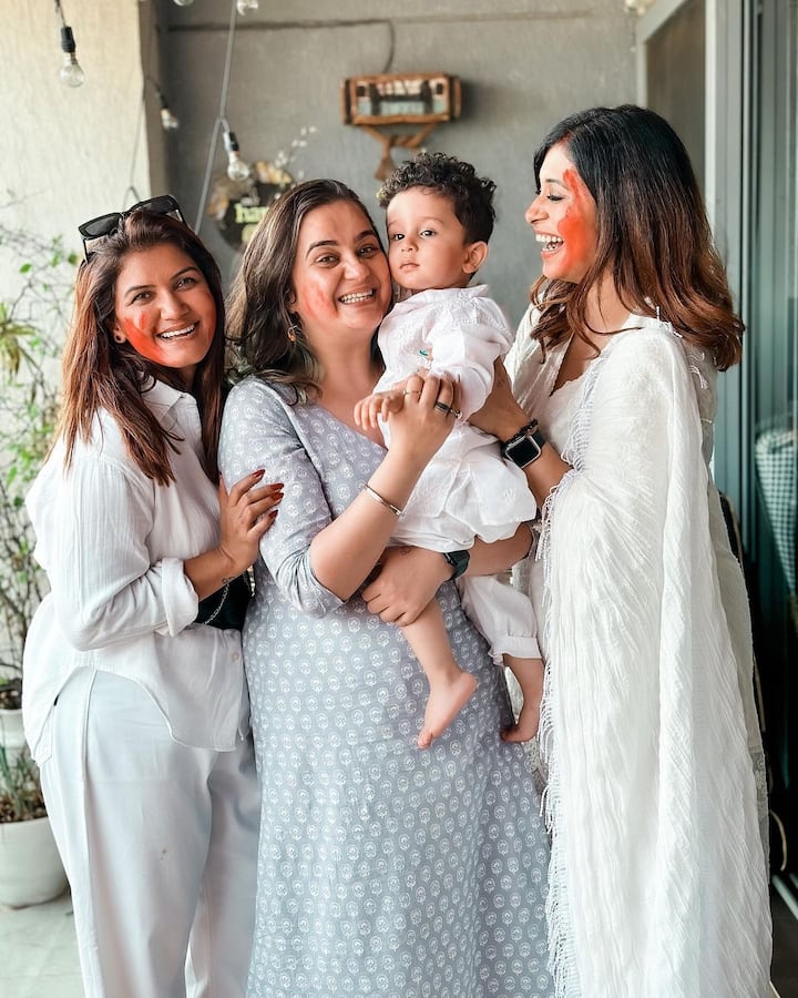 इस तस्वीर में एक्ट्रेस अपनी सास और ननद के साथ फोटो क्लिक करवा रही हैं. तस्वीरों को शेयर करते हुए उन्होंने लिखा कि,  ‘फाइनली घर पर फैमिली के साथ होली खोली.’