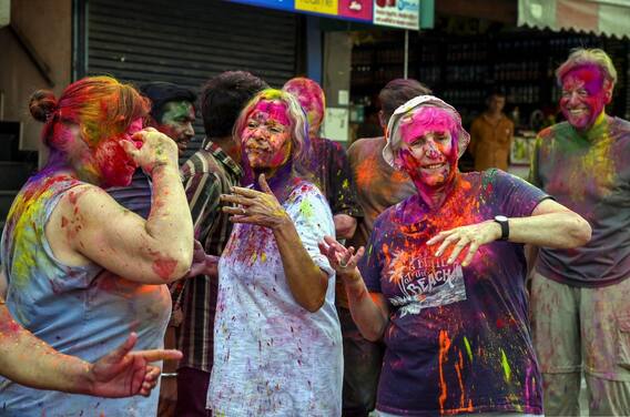 Holi Celebrations 2023: దేశమంతా రంగులమయం - హోలీ సంబురాల్లో మునిగితేలిన ప్రజలు