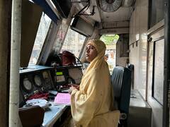 महिला दिनानिमित्त महिला कर्मचाऱ्यांनी चालवली रेल्वे अन् लोकल