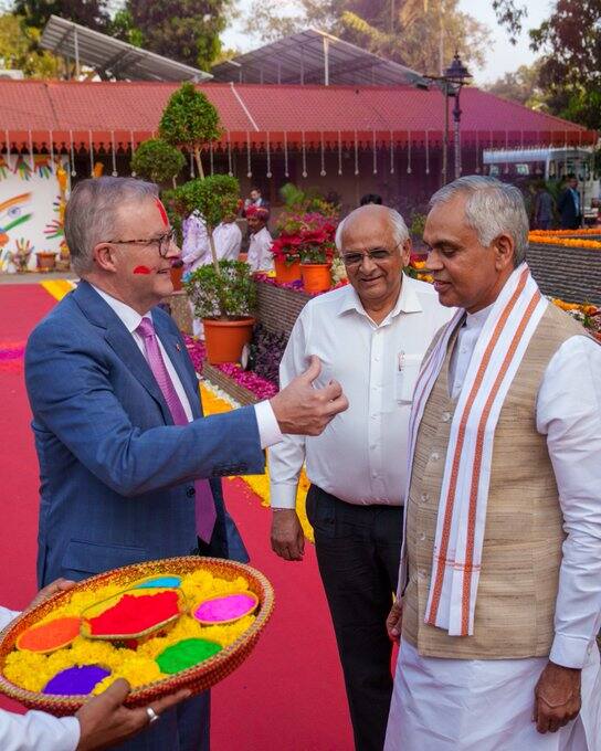 Ahmedabad News: ऑस्ट्रेलिया के प्रधानमंत्री एंथनी अल्बनीज भारत में अपने चार दिन के दौरे पर है. इसी के चलते उन्होंने बुधवार को अहमदाबाद में होली का पर्व मनाया. इस मौके पर ऑस्ट्रेलिया के प्रधानमंत्री एंथनी अल्बनीज काफी खुश नजर आए और गुजरात के सीएम भुपेंद्र पटेल ने उनको रंग लगाया. अपने स्वागत के बाद एंथनी अल्बनीज ने अपने ऑफिसियल ट्विटर अकाउंट पर तस्वीरें शेयर की.