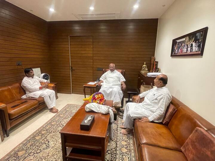 कसब्याचे कॉंग्रेसचे आमदार रविंद्र धंगेकर यांनी काँग्रेसचे राष्ट्रीय अध्यक्ष मल्लिकार्जुन खर्गे यांची भेट घेतली.