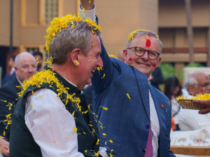 बाद में उन्होंने अहमदाबाद में होली के त्योहार का आनंद लिया. जहां उन पर फूलों की बारिश हुई और गुलाल लगाया गया.