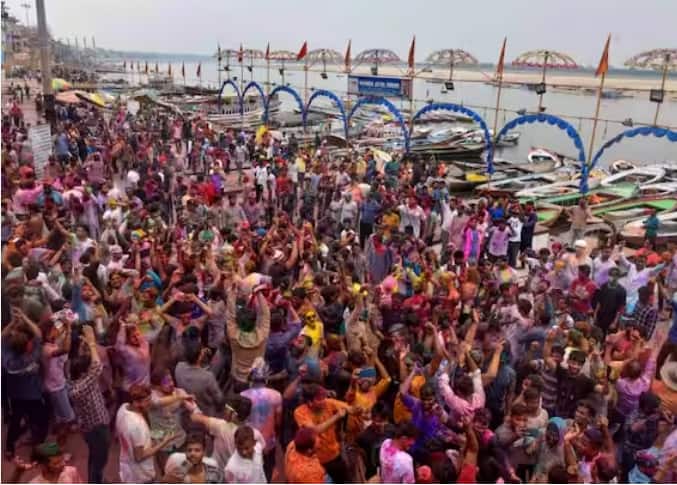 ਵਾਰਾਣਸੀ ਦੇ ਗੰਗਾ ਘਾਟ 'ਤੇ ਵੀ ਹੋਲੀ ਮਨਾਈ ਗਈ। ਲੋਕ ਨੱਚਦੇ-ਗਾਉਂਦੇ, ਇੱਕ ਦੂਜੇ 'ਤੇ ਰੰਗ ਲਾਉਂਦੇ ਨਜ਼ਰ ਆਏ।