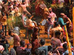 Holi 2023: राजस्थान के इस शहर में होली पर पुरूषों को पीटने की परंपरा, तस्वीरों में देखिए देवर-भाभी की अनूठी कोडामार होली