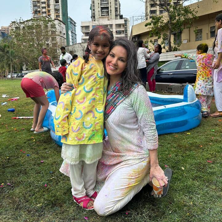 తన భర్త, పిల్లలతో కలిసి రంగులు చల్లుకుని ఎంజాయ్ చేసింది.  Cine Celebrities Holi Celebrations 2023