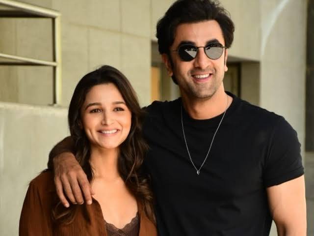 इसी के साथ एक और इंटरव्यू के वक्त रणबीर कपूर ने डायपर को लेकर और उसकी प्रक्रिया को लेकर भी काफी कुछ कहा. एक्टर बताते हैं कि डायपर को बदलना एक रॉकेट साइंस जैसा है और इसका प्रोसेस भी काफी ज्यादा अलग है. इतना ही नहीं है एक्टर ने तो इतना तक कह दिया है कि डायपर बदलने की बजाय वह डकार लेना ज्यादा पसंद करेंगे. (Photo- Instagram)
