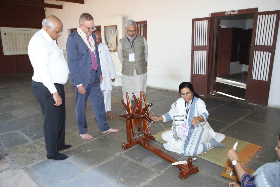 Australia PM Gujarat Visit: PM of Australia walked without shoes in Gandhi Ashram premises, know what gift was given? Australia PM Gujarat Visit: ગાંધી આશ્રમના પરિસરમાં શૂઝ વગર જ ફર્યા ઓસ્ટ્રેલિયાના પીએમ, જાણો શું આપવામાં આવી ભેટ ?