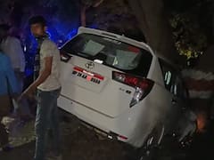 सड़क हादसे का शिकार हुई पीलीभीत DM की गाड़ी, पत्नी और दो बहनें गंभीर रूप से घायल