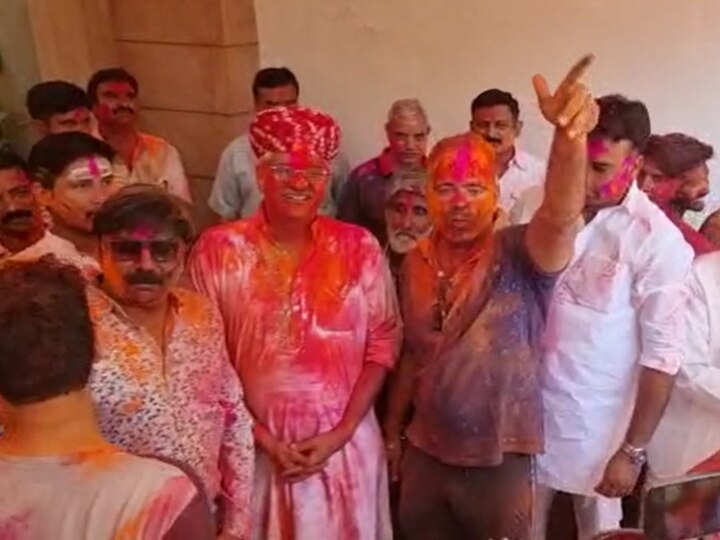 Holi 2023: जोधपुर में केंद्रीय मंत्री गजेंद्र सिंह शेखावत ने जमकर खेली होली, चंग बजाकर गाए लोक गीत