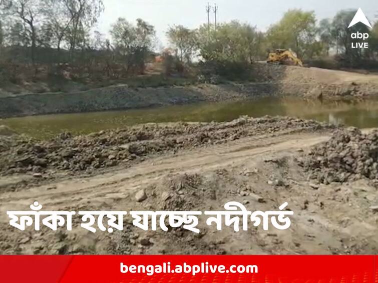 North 24 Parganas BJP Alleges TMC is stealing the soil of Bidyadhari river North 24 Parganas News: ফাঁকা হয়ে যাচ্ছে নদীগর্ভ, বিদ্যাধরী থেকে দিনে দুপুরে মাটি চুরি, তৃণমূলের দিকে আঙুল বিজেপি-র