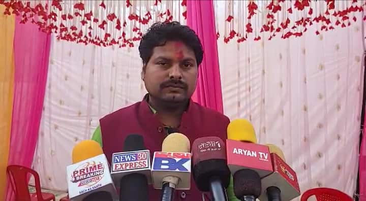 यहां पर प्रहलाद की बुआ होलिका अपनी गोद में लेकर आग में बैठी थी, जिसमें होलिका जल गई थी लेकिन प्रहलाद बच गए थे, तभी होली के पर्व की शुरुआत हुई थी. इस कस्बे के पास से बहती बेतवा नदी के किनारे आज भी कुछ ऐसे स्थान मौजूद हैं जो हिरण्यकश्यप और उसकी कहानी के गवाह बने हैं।