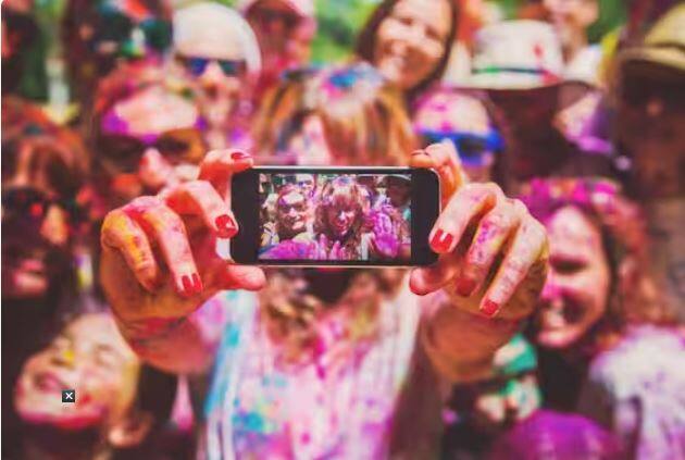 ਅਜਿਹਾ ਕਰਦੇ ਸਮੇਂ ਧਿਆਨ ਰੱਖੋ ਕਿ ਫੋਨ ਦੇ ਪੋਰਟ ਜਾਂ ਬਟਨ ਵਿੱਚ ਕੋਈ ਤਰਲ ਪਦਾਰਥ ਨਾ ਜਾਣ ਦਿਓ। ਸਫਾਈ ਕਰਨ ਤੋਂ ਬਾਅਦ ਆਪਣੇ ਫ਼ੋਨ ਨੂੰ ਪੂੰਝਣ ਲਈ ਸੁੱਕੇ, ਨਰਮ ਕੱਪੜੇ ਦੀ ਵਰਤੋਂ ਕਰੋ। ਜੇਕਰ ਤੁਹਾਡੇ ਫੋਨ 'ਤੇ ਹੋਲੀ ਦਾ ਰੰਗ ਅਜੇ ਵੀ ਦਿਖਾਈ ਦੇ ਰਿਹਾ ਹੈ ਤਾਂ ਪ੍ਰਕਿਰਿਆ ਨੂੰ ਉਦੋਂ ਤੱਕ ਦੁਹਰਾਓ ਜਦੋਂ ਤੱਕ ਇਹ ਖਤਮ ਨਹੀਂ ਹੋ ਜਾਂਦਾ।