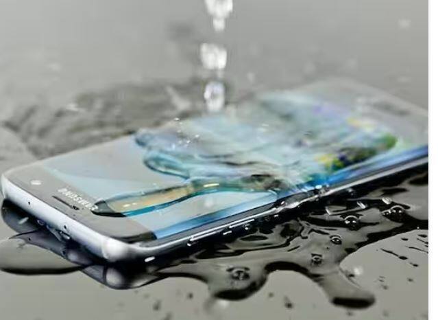 ਜੇਕਰ ਤੁਹਾਡਾ ਫ਼ੋਨ ਵਾਟਰਪ੍ਰੂਫ਼ ਹੈ ਤਾਂ ਇਸਦੀ ਇੱਕ IP ਰੇਟਿੰਗ ਹੋਵੇਗੀ ,ਜੋ ਇਸਦੇ ਪਾਣੀ ਪ੍ਰਤੀਰੋਧ ਦੇ ਪੱਧਰ ਨੂੰ ਦਰਸਾਉਂਦੀ ਹੈ। ਸਮਾਰਟਫ਼ੋਨਾਂ ਲਈ ਸਭ ਤੋਂ ਆਮ ਜਾਂ ਘੱਟ ਤੋਂ ਘੱਟ ਵਾਟਰਪ੍ਰੂਫ਼ ਰੇਟਿੰਗ IP68 ਹੈ, ਜਿਸਦਾ ਮਤਲਬ ਹੈ ਕਿ 1.5 ਮੀਟਰ ਦੀ ਡੂੰਘਾਈ 'ਤੇ 30 ਮਿੰਟਾਂ ਲਈ ਪਾਣੀ ਵਿੱਚ ਡੁੱਬਣ 'ਤੇ ਵੀ ਡਿਵਾਈਸ ਨੂੰ ਨੁਕਸਾਨ ਨਹੀਂ ਹੋਵੇਗਾ।