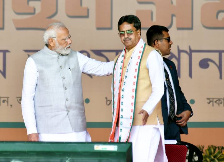 ফের ত্রিপুরার মুখ্যমন্ত্রীর পদে বসলেন মানিক সাহা। বিদায়ী সরকারের মুখ্যমন্ত্রীও ছিলেন তিনি। তাঁকে সামনে রেখেই নির্বাচনী লড়াইয়ে নেমেছিল বিজেপি।