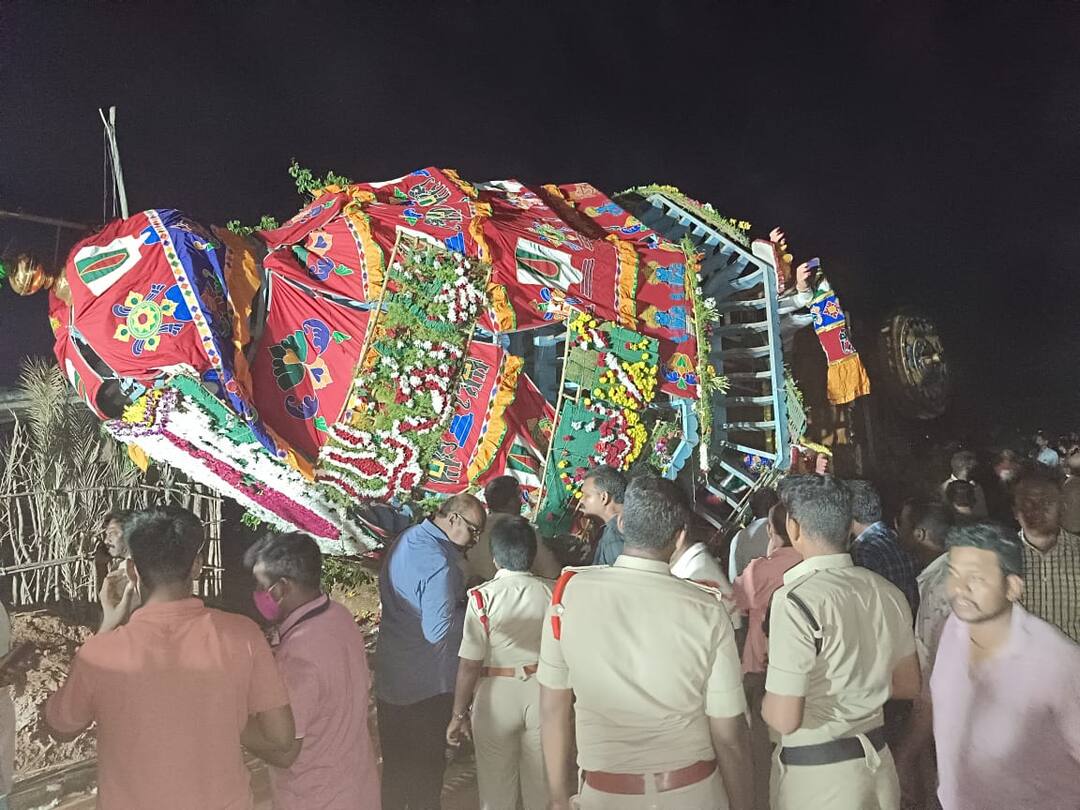 temple chariot fell down during rathotsavam in nellore DNN కొండబిట్రగుంట వెంకటేశ్వరస్వామి రథయాత్రలో అపశృతి- పరుగులు తీసిన భక్తజనం