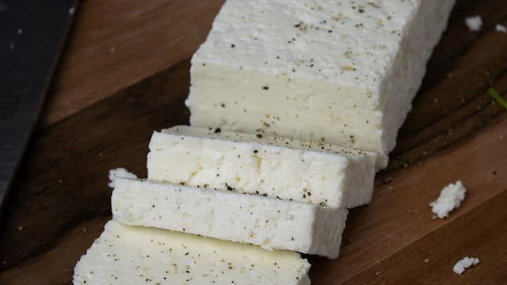 বাড়িতে  অমৃতসরী পনির পকোড়া বানাতে বাজার থেকে কিনে আনুন ফ্রেশ পনির।